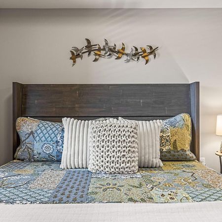 Spring Creek Luxury King One Bedroom At White Spruce Lodge Canmore Bagian luar foto