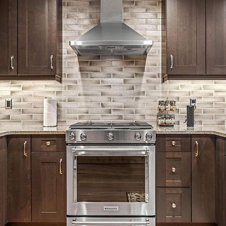 Spring Creek Luxury King One Bedroom At White Spruce Lodge Canmore Bagian luar foto