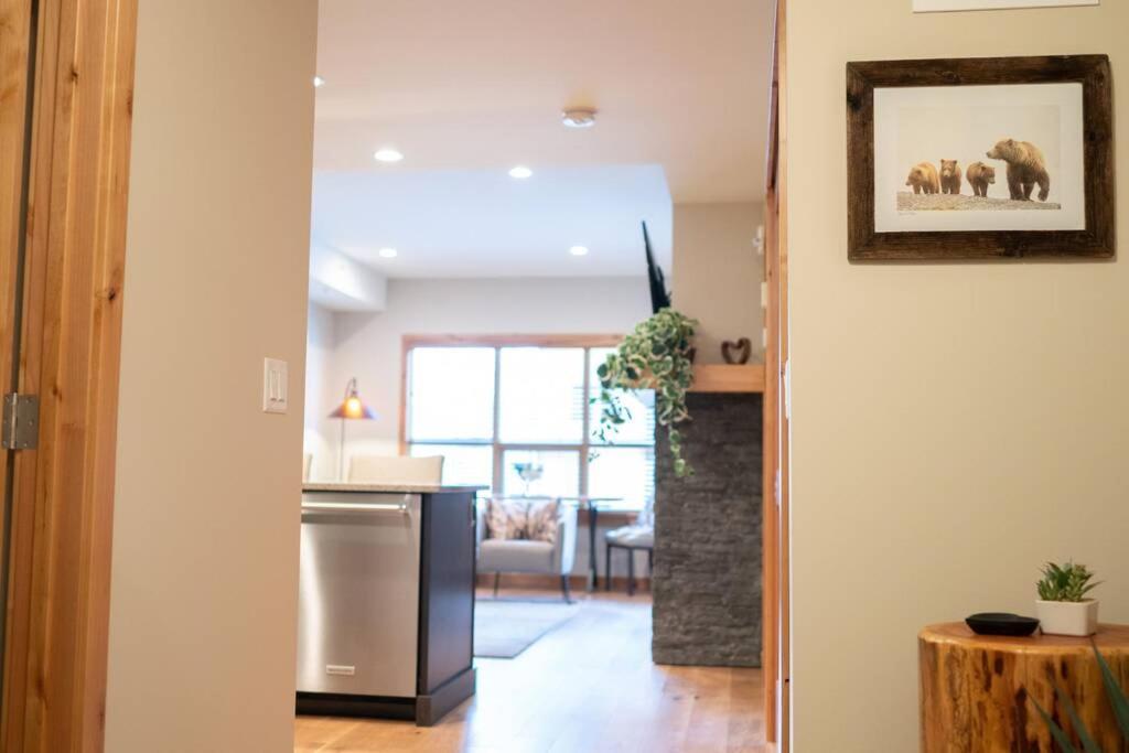 Spring Creek Luxury King One Bedroom At White Spruce Lodge Canmore Bagian luar foto