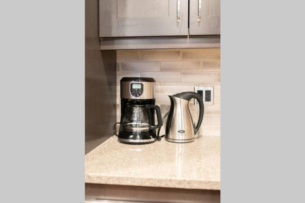 Spring Creek Luxury King One Bedroom At White Spruce Lodge Canmore Bagian luar foto