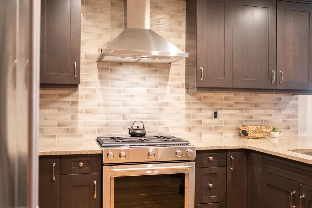 Spring Creek Luxury King One Bedroom At White Spruce Lodge Canmore Bagian luar foto