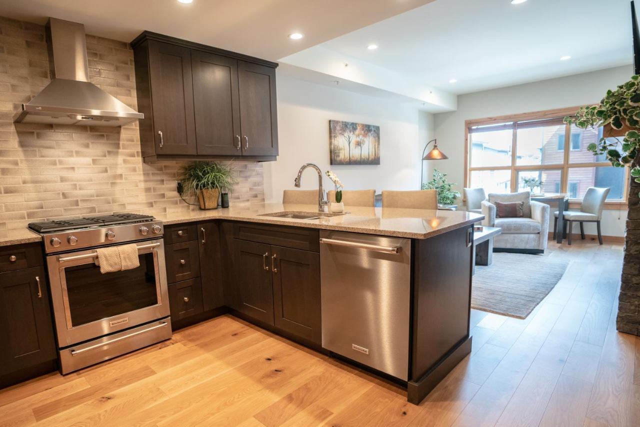 Spring Creek Luxury King One Bedroom At White Spruce Lodge Canmore Bagian luar foto