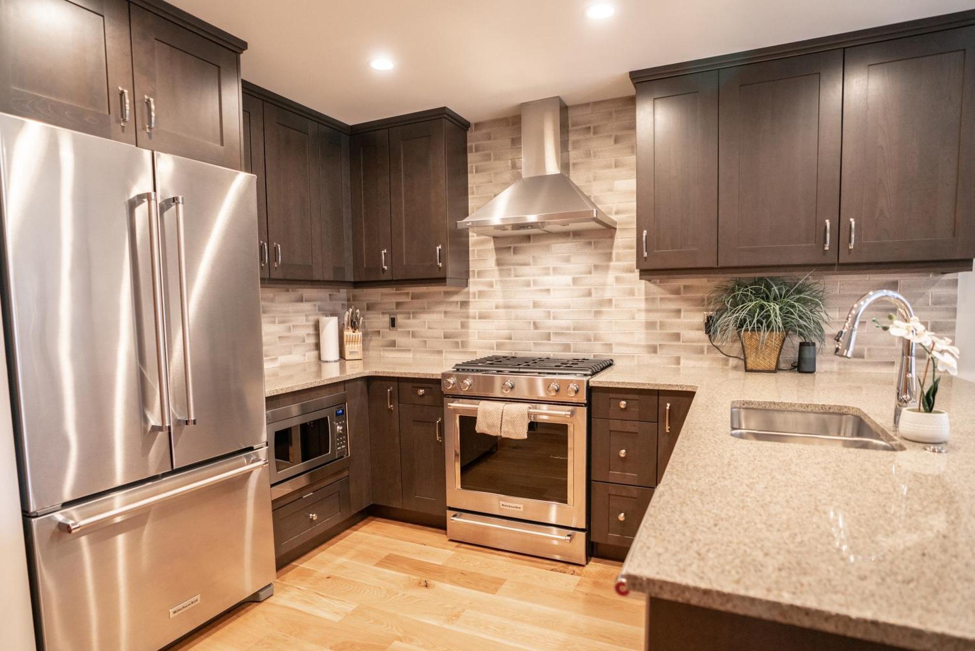 Spring Creek Luxury King One Bedroom At White Spruce Lodge Canmore Bagian luar foto