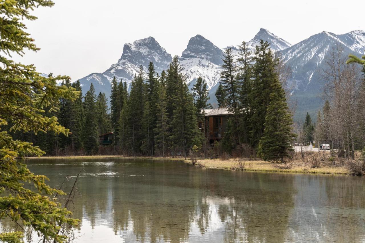 Spring Creek Luxury King One Bedroom At White Spruce Lodge Canmore Bagian luar foto