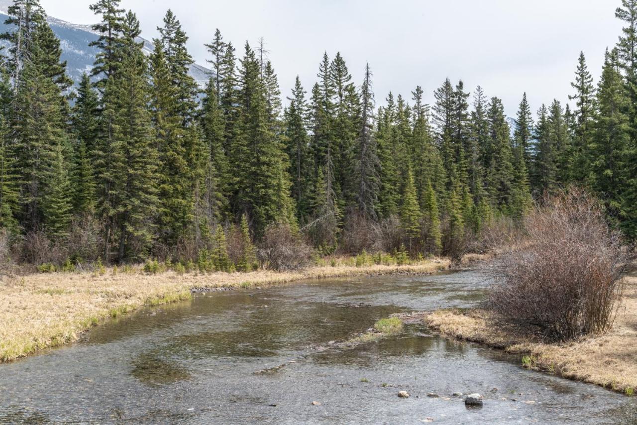 Spring Creek Luxury King One Bedroom At White Spruce Lodge Canmore Bagian luar foto