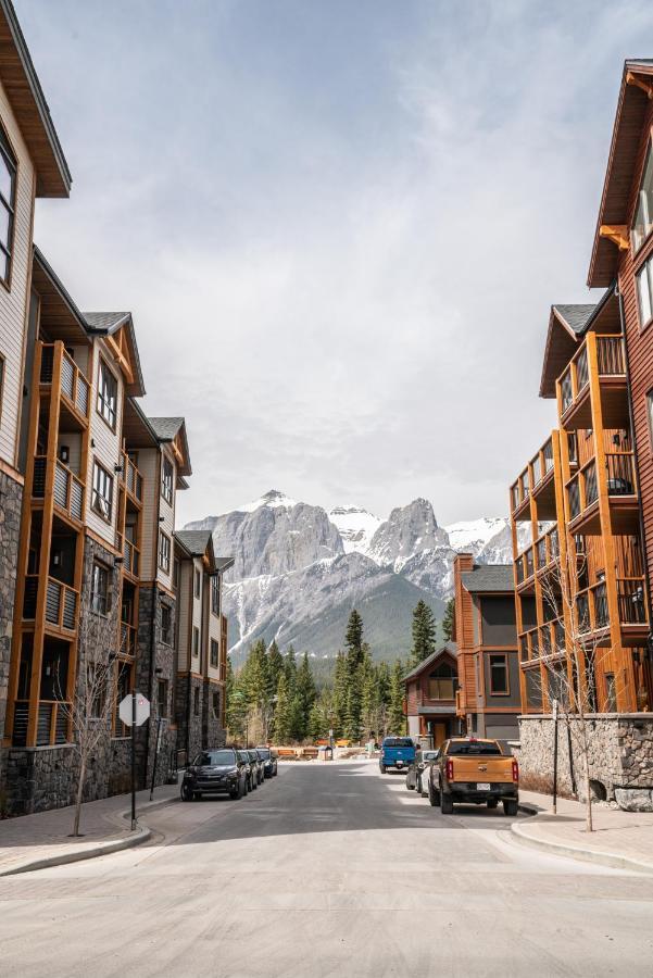 Spring Creek Luxury King One Bedroom At White Spruce Lodge Canmore Bagian luar foto
