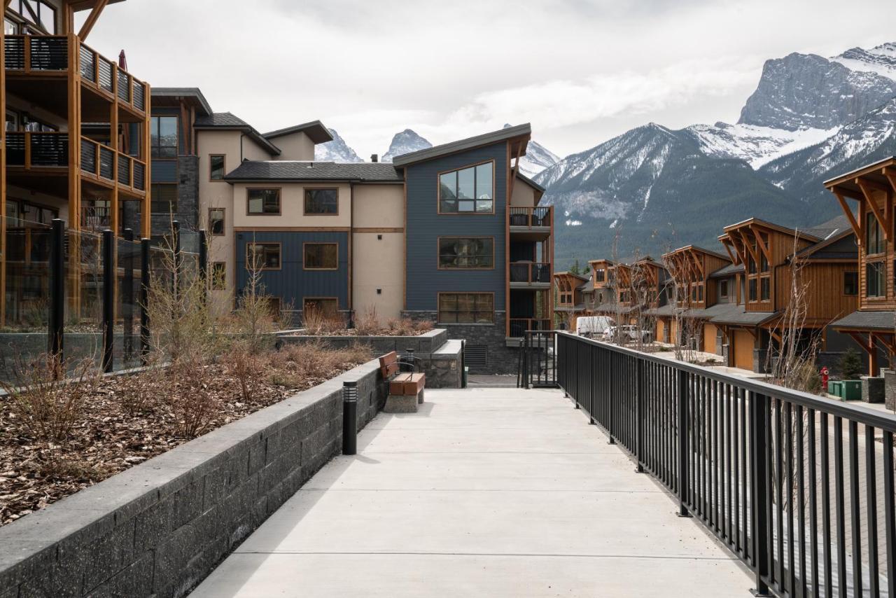 Spring Creek Luxury King One Bedroom At White Spruce Lodge Canmore Bagian luar foto