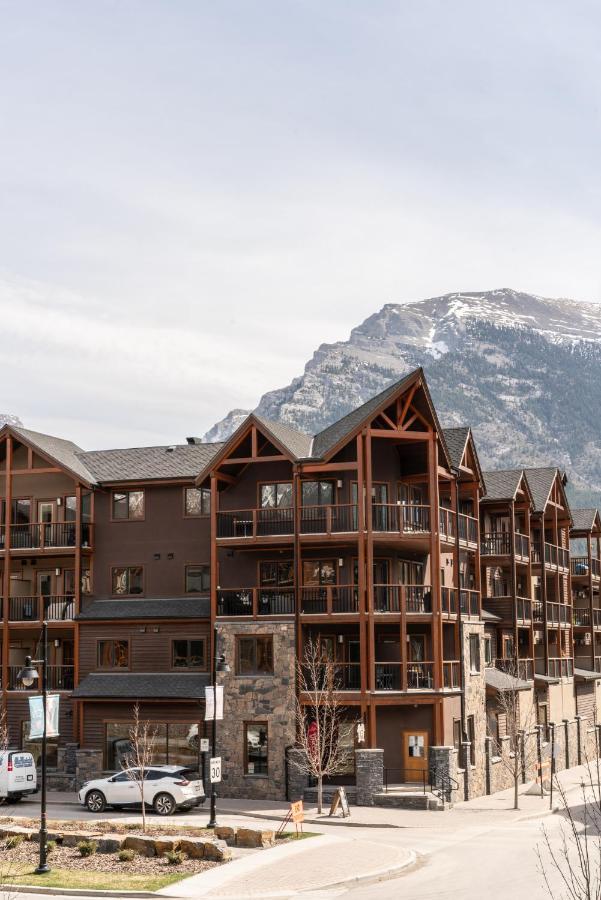 Spring Creek Luxury King One Bedroom At White Spruce Lodge Canmore Bagian luar foto