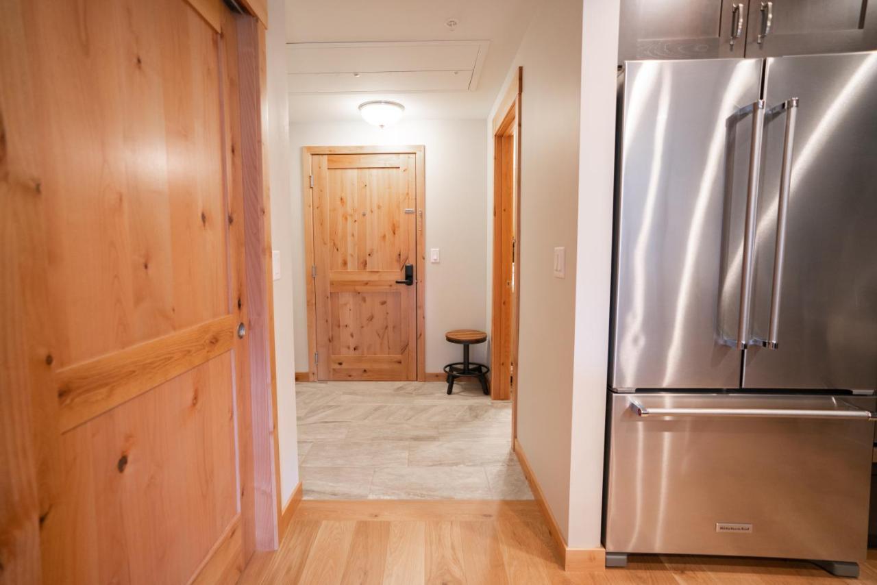 Spring Creek Luxury King One Bedroom At White Spruce Lodge Canmore Bagian luar foto