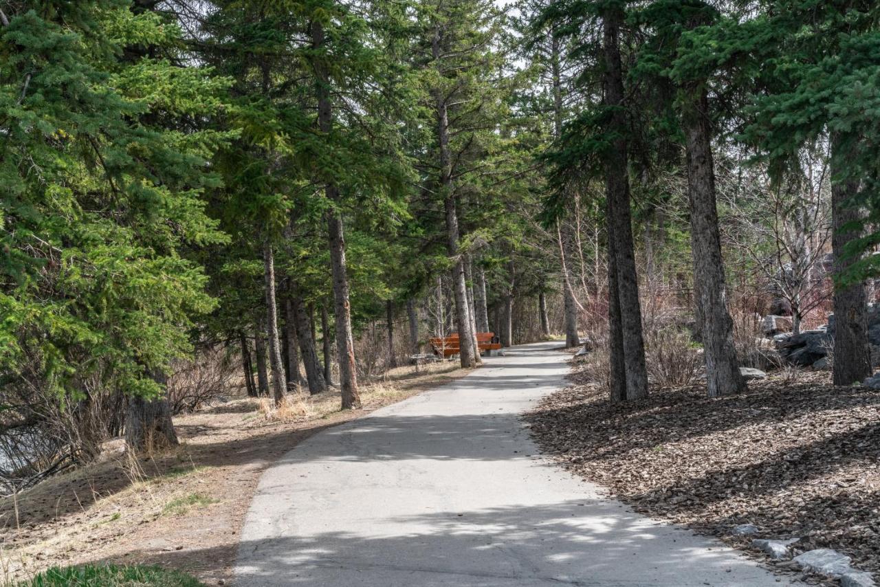 Spring Creek Luxury King One Bedroom At White Spruce Lodge Canmore Bagian luar foto