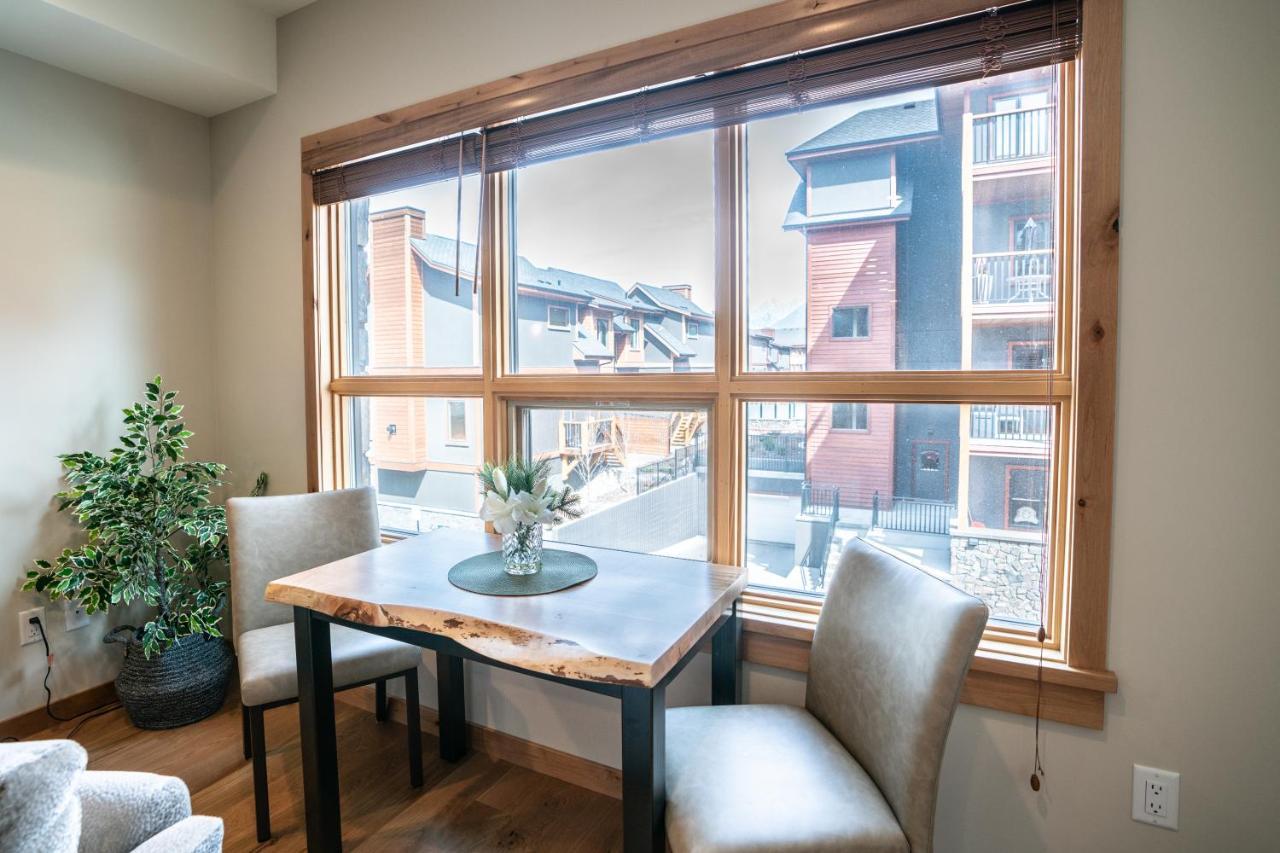 Spring Creek Luxury King One Bedroom At White Spruce Lodge Canmore Bagian luar foto