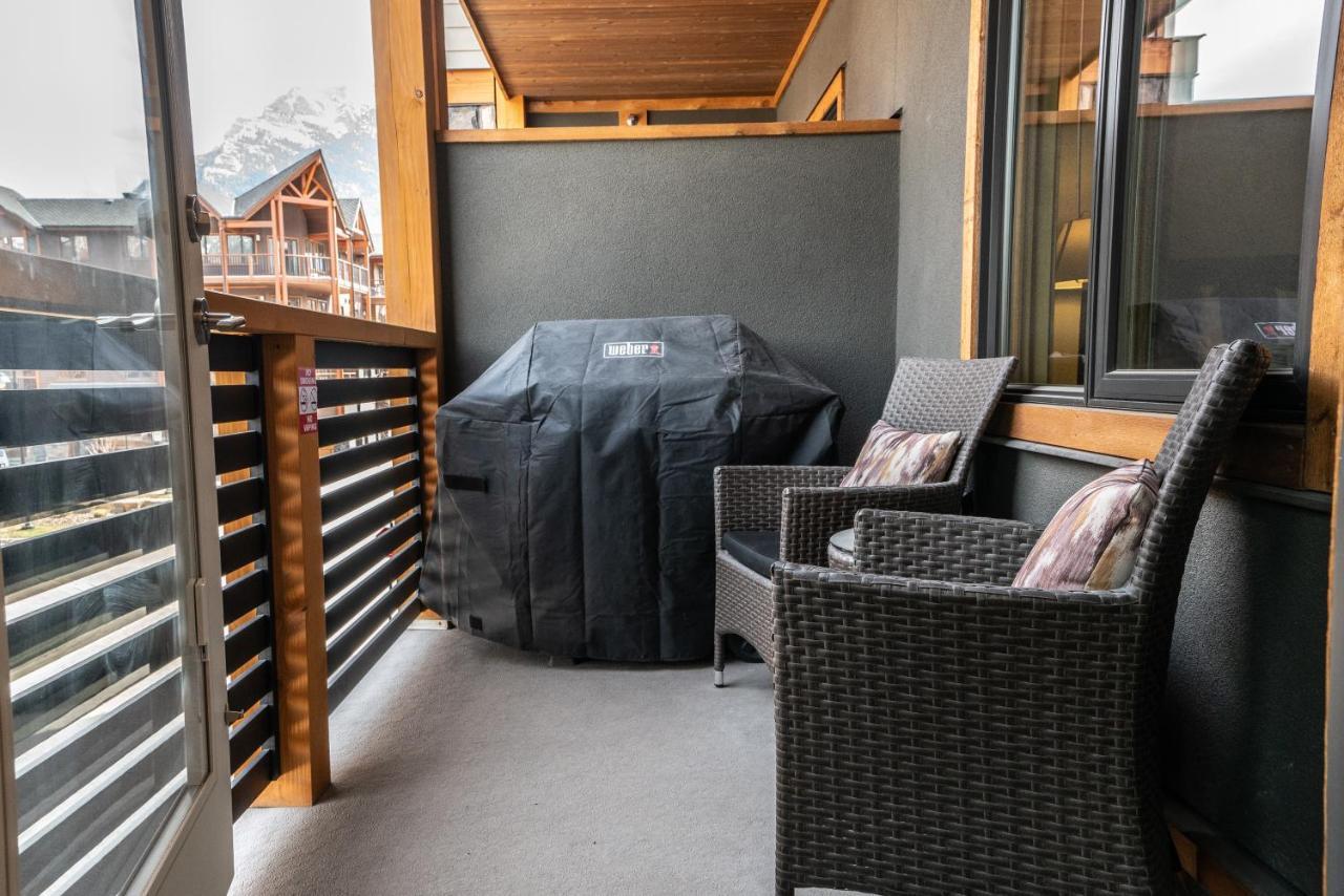 Spring Creek Luxury King One Bedroom At White Spruce Lodge Canmore Bagian luar foto