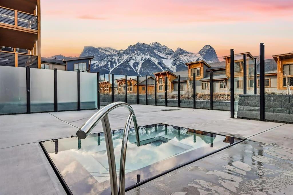 Spring Creek Luxury King One Bedroom At White Spruce Lodge Canmore Bagian luar foto