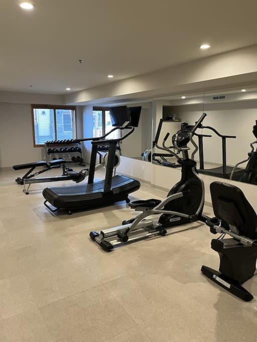Spring Creek Luxury King One Bedroom At White Spruce Lodge Canmore Bagian luar foto