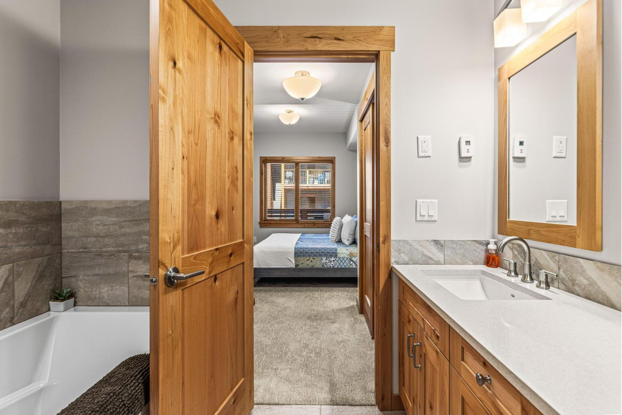 Spring Creek Luxury King One Bedroom At White Spruce Lodge Canmore Bagian luar foto