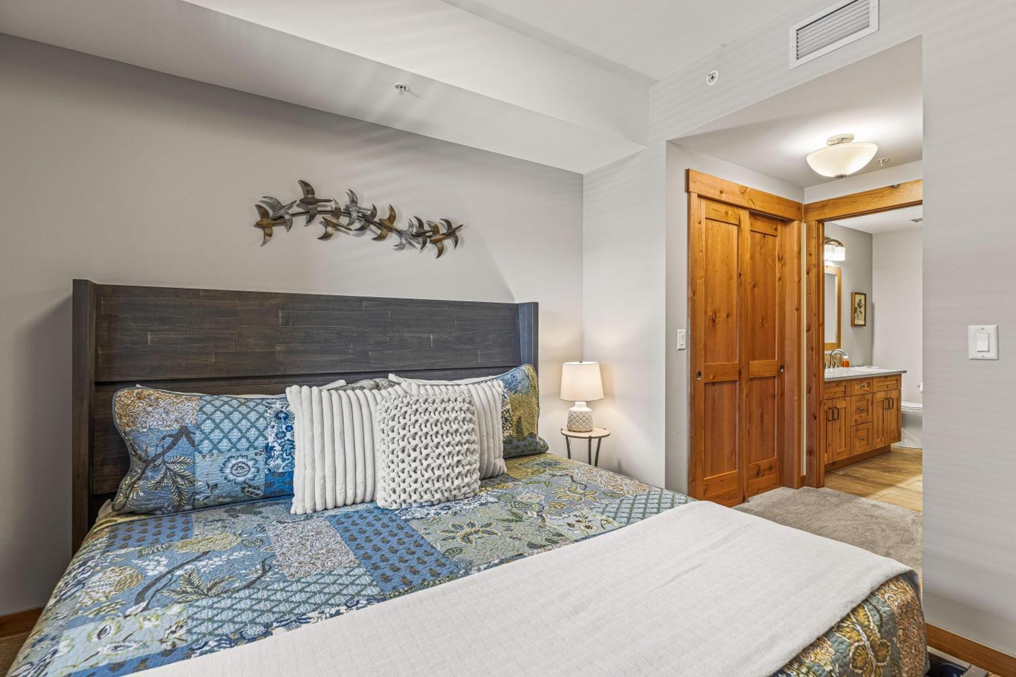 Spring Creek Luxury King One Bedroom At White Spruce Lodge Canmore Bagian luar foto