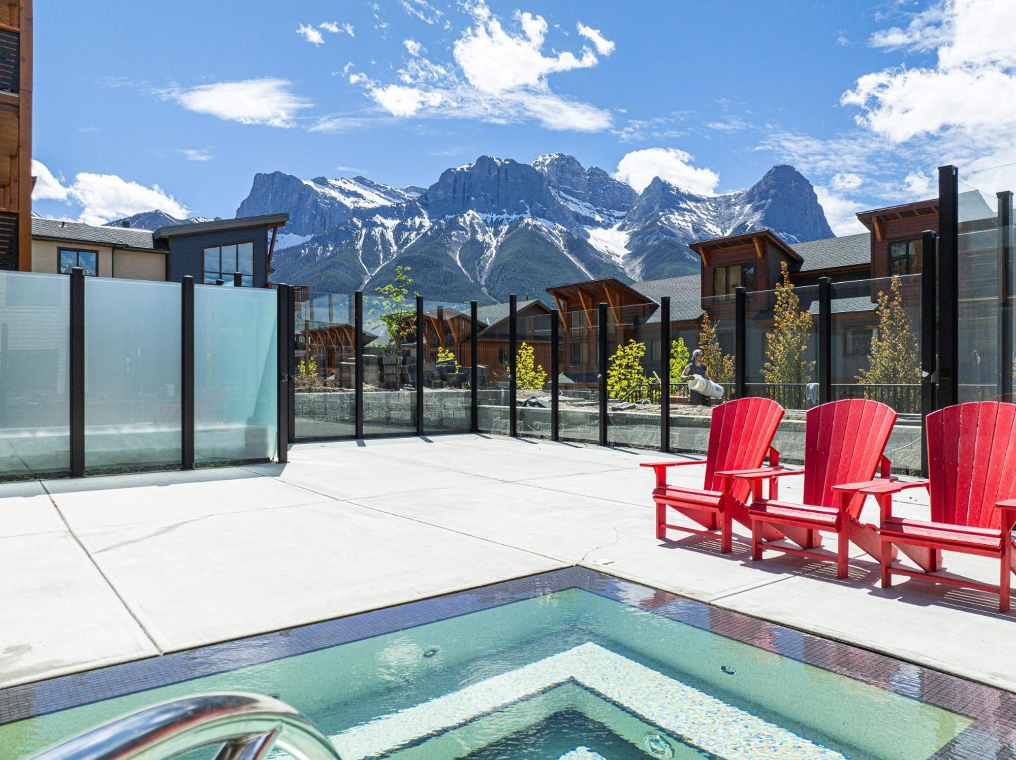 Spring Creek Luxury King One Bedroom At White Spruce Lodge Canmore Bagian luar foto