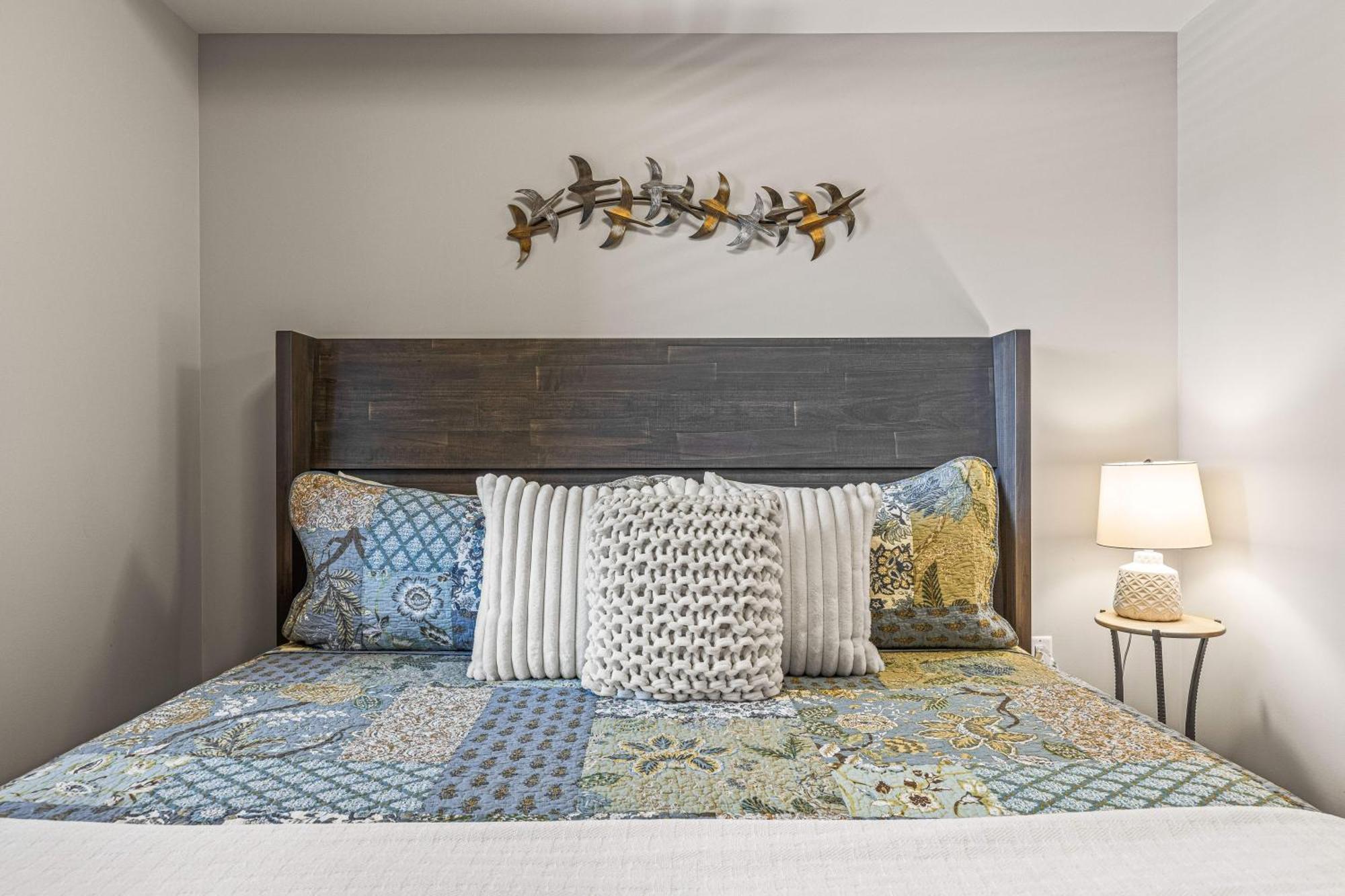 Spring Creek Luxury King One Bedroom At White Spruce Lodge Canmore Bagian luar foto
