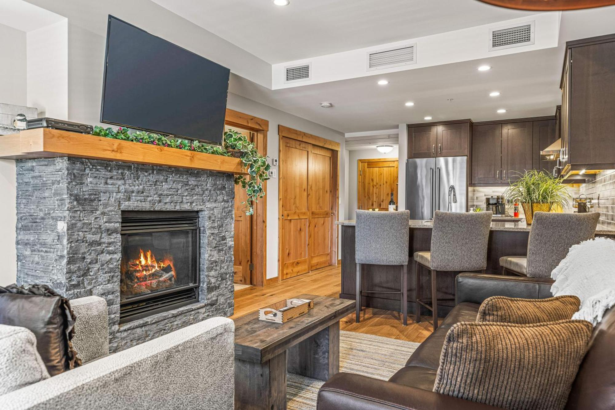 Spring Creek Luxury King One Bedroom At White Spruce Lodge Canmore Bagian luar foto