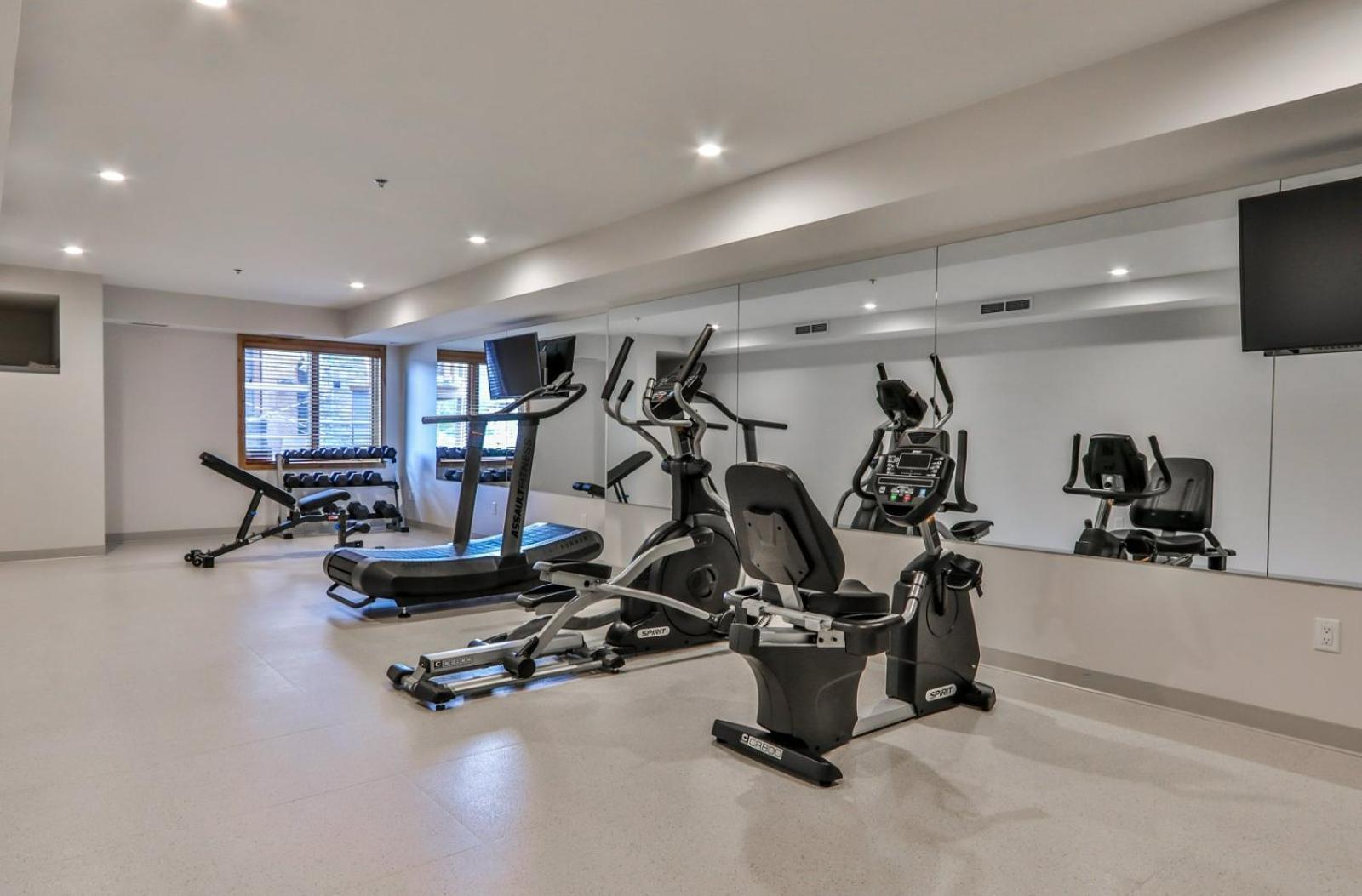 Spring Creek Luxury King One Bedroom At White Spruce Lodge Canmore Bagian luar foto