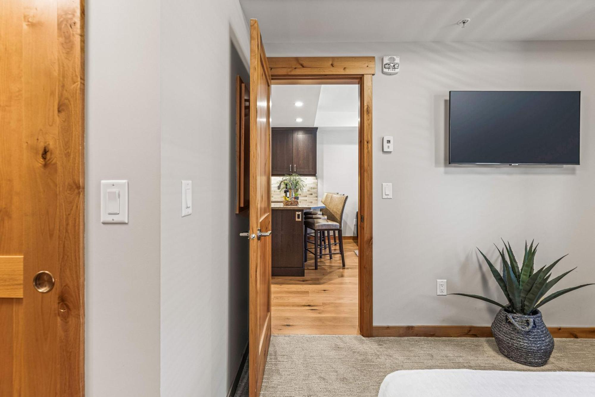 Spring Creek Luxury King One Bedroom At White Spruce Lodge Canmore Bagian luar foto