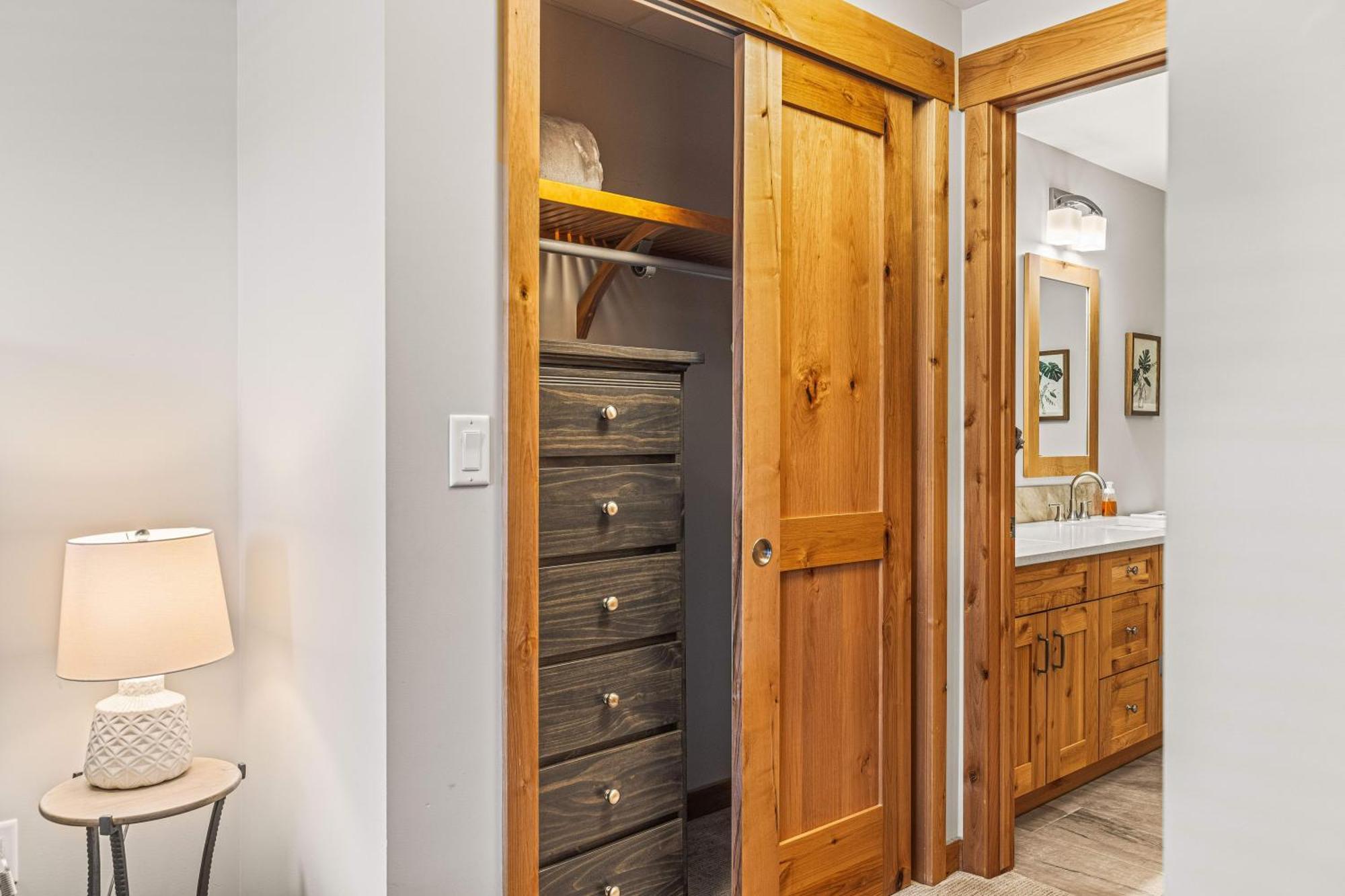 Spring Creek Luxury King One Bedroom At White Spruce Lodge Canmore Bagian luar foto