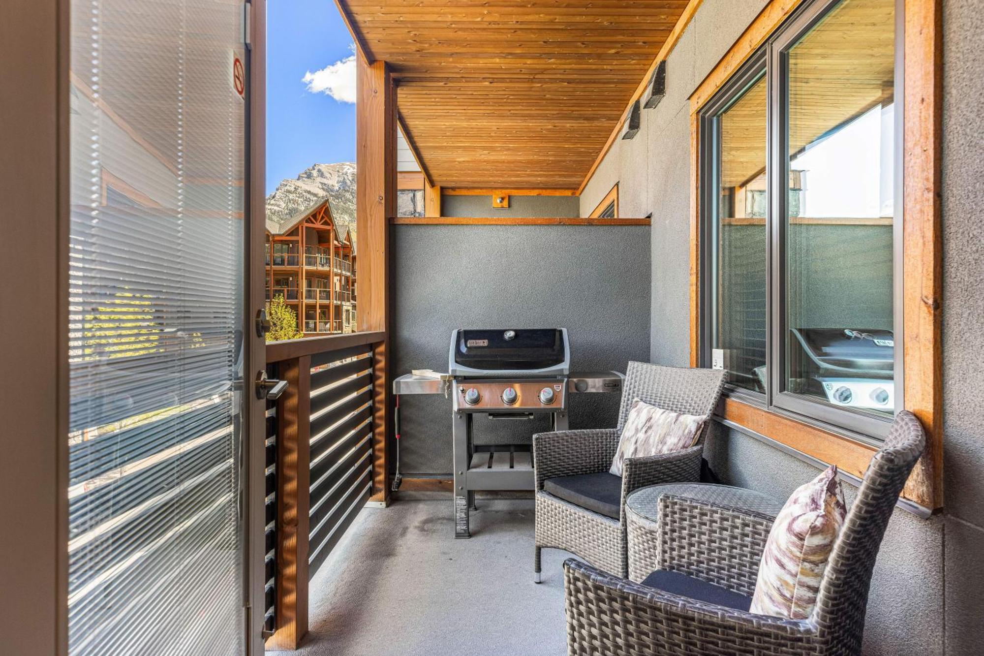 Spring Creek Luxury King One Bedroom At White Spruce Lodge Canmore Bagian luar foto