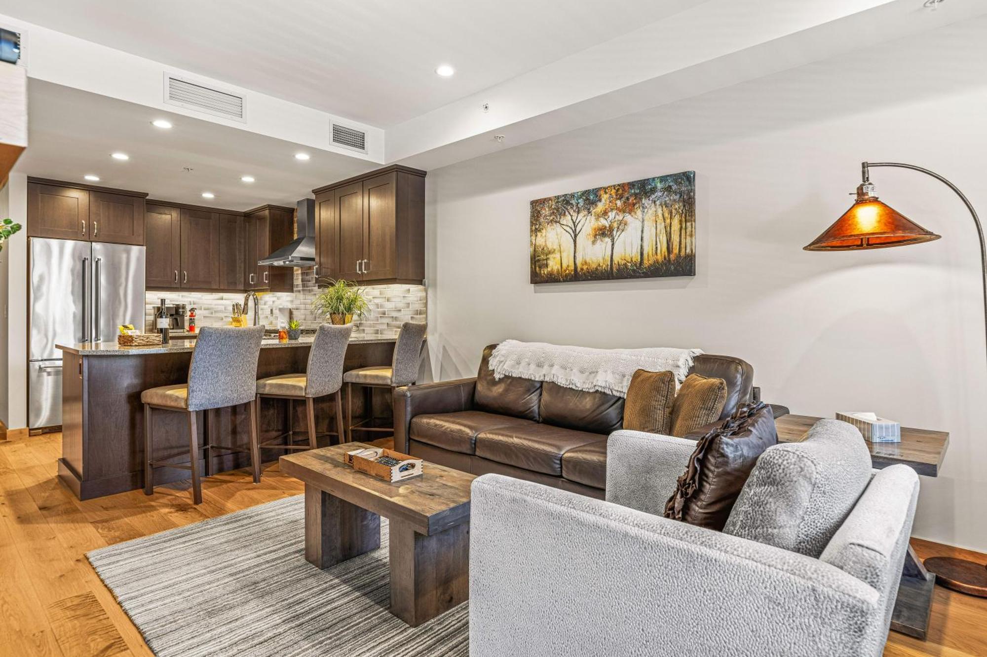 Spring Creek Luxury King One Bedroom At White Spruce Lodge Canmore Bagian luar foto