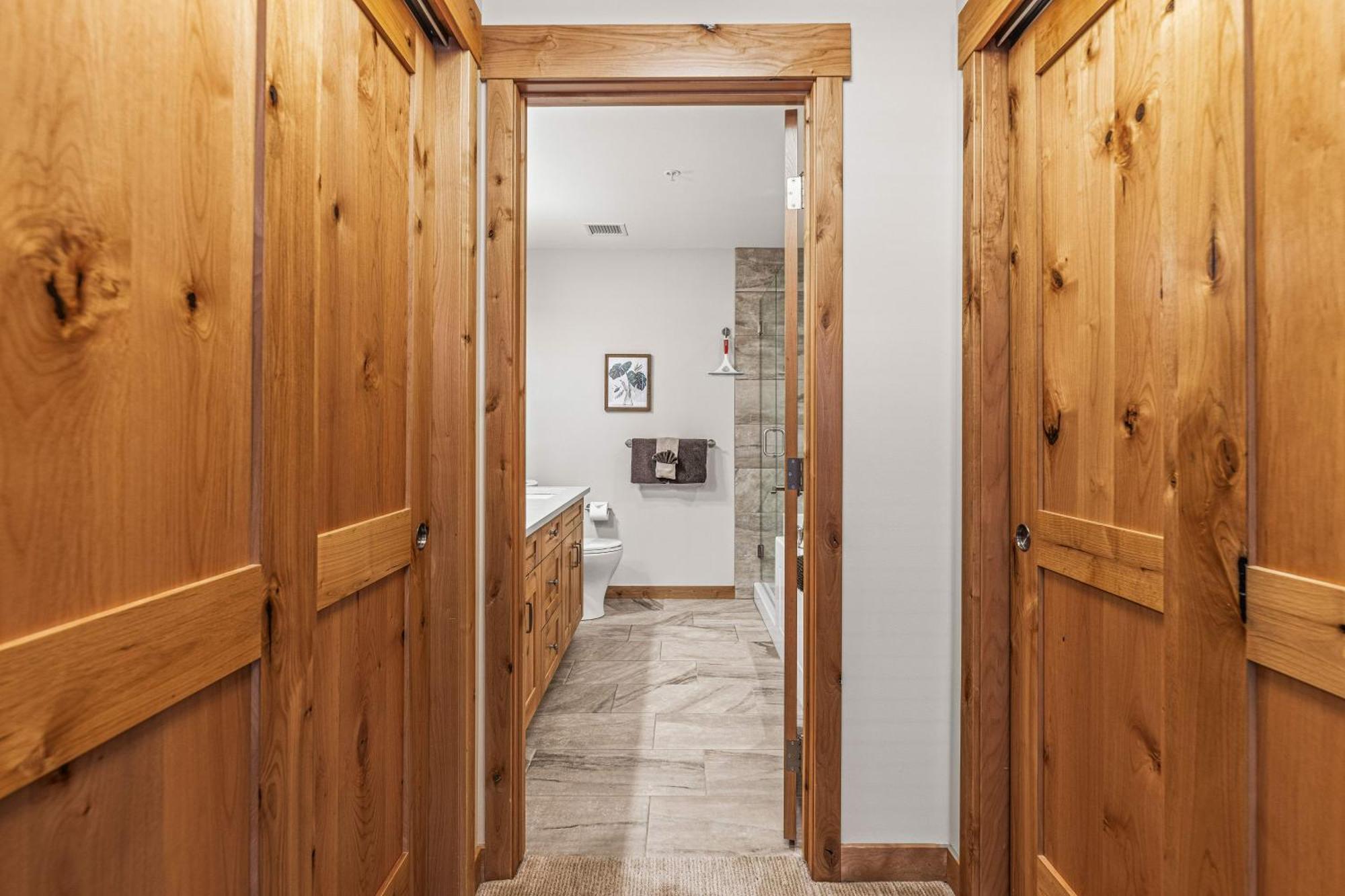 Spring Creek Luxury King One Bedroom At White Spruce Lodge Canmore Bagian luar foto
