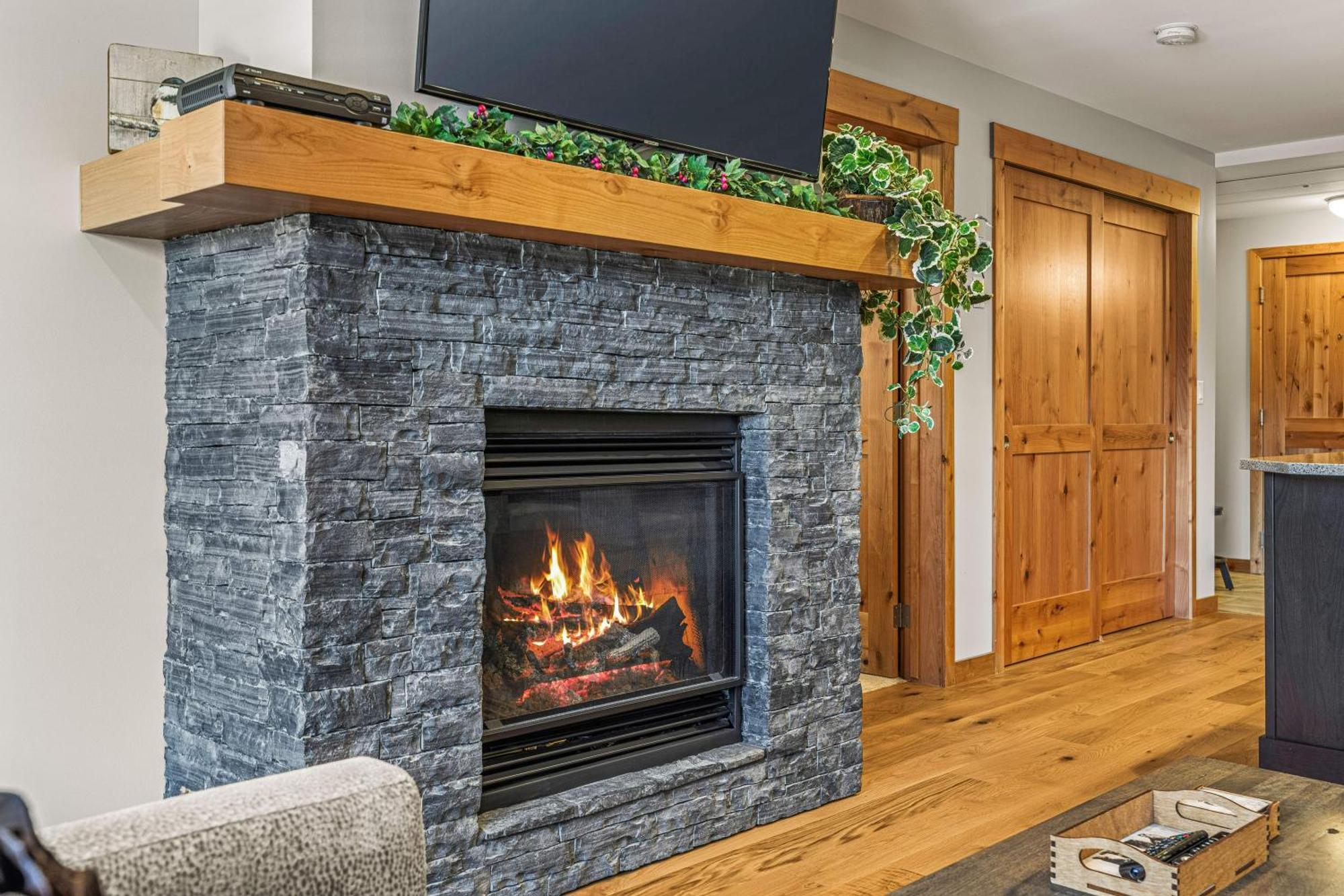Spring Creek Luxury King One Bedroom At White Spruce Lodge Canmore Bagian luar foto