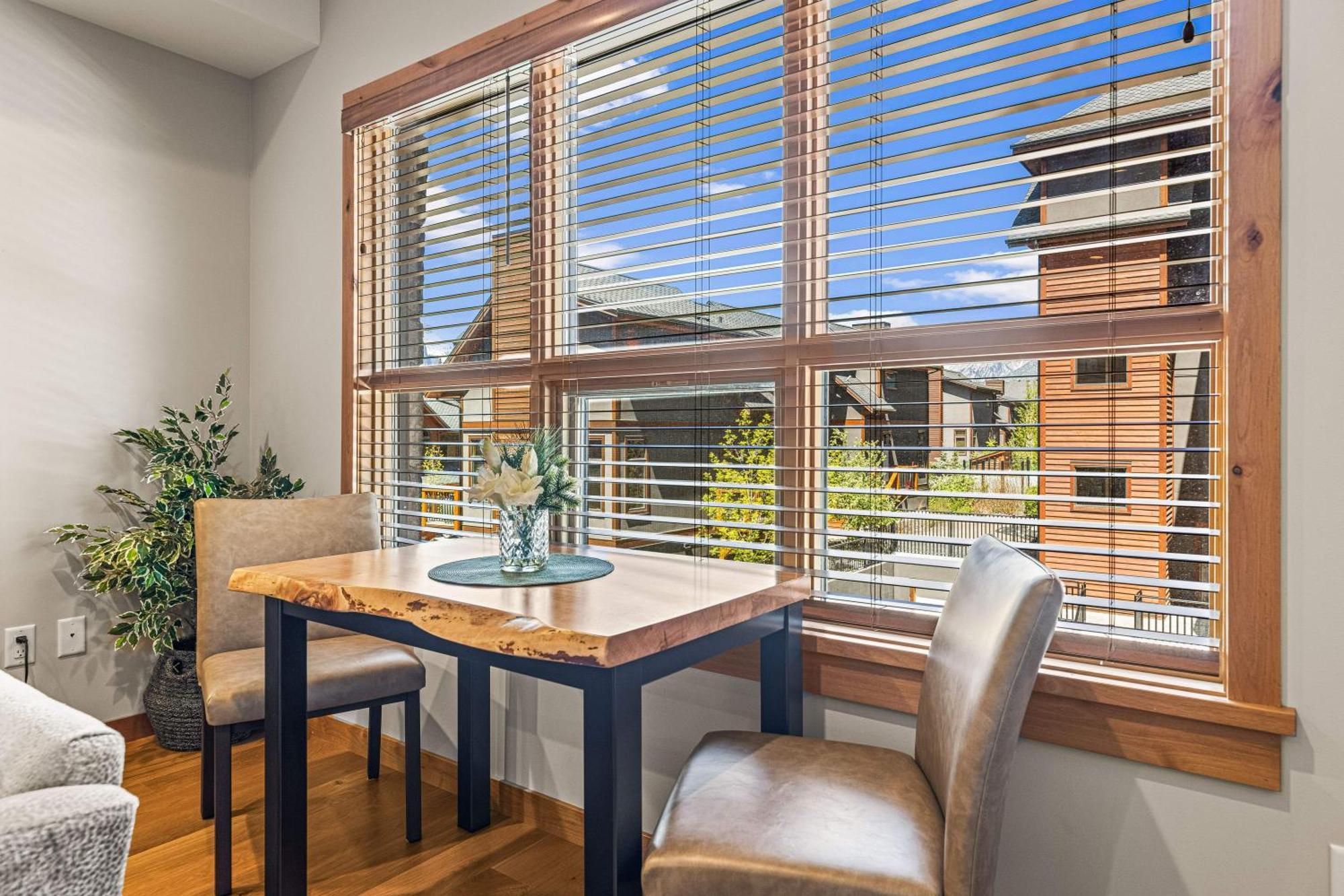 Spring Creek Luxury King One Bedroom At White Spruce Lodge Canmore Bagian luar foto