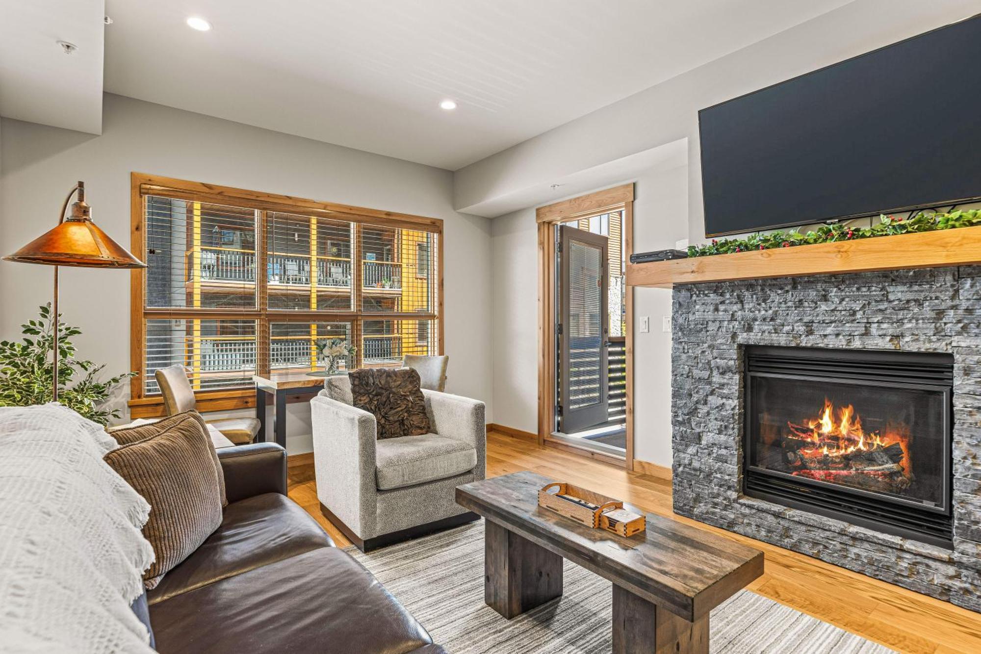 Spring Creek Luxury King One Bedroom At White Spruce Lodge Canmore Bagian luar foto