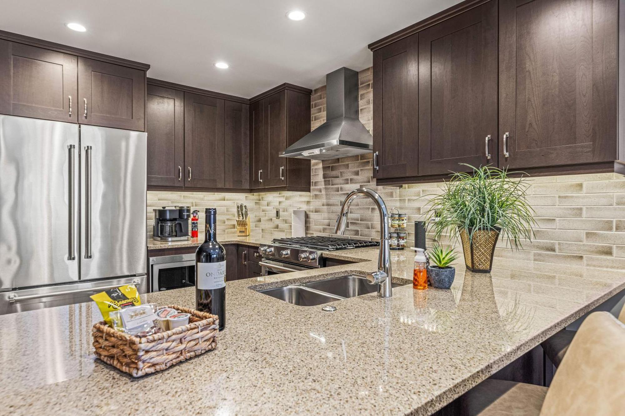 Spring Creek Luxury King One Bedroom At White Spruce Lodge Canmore Bagian luar foto
