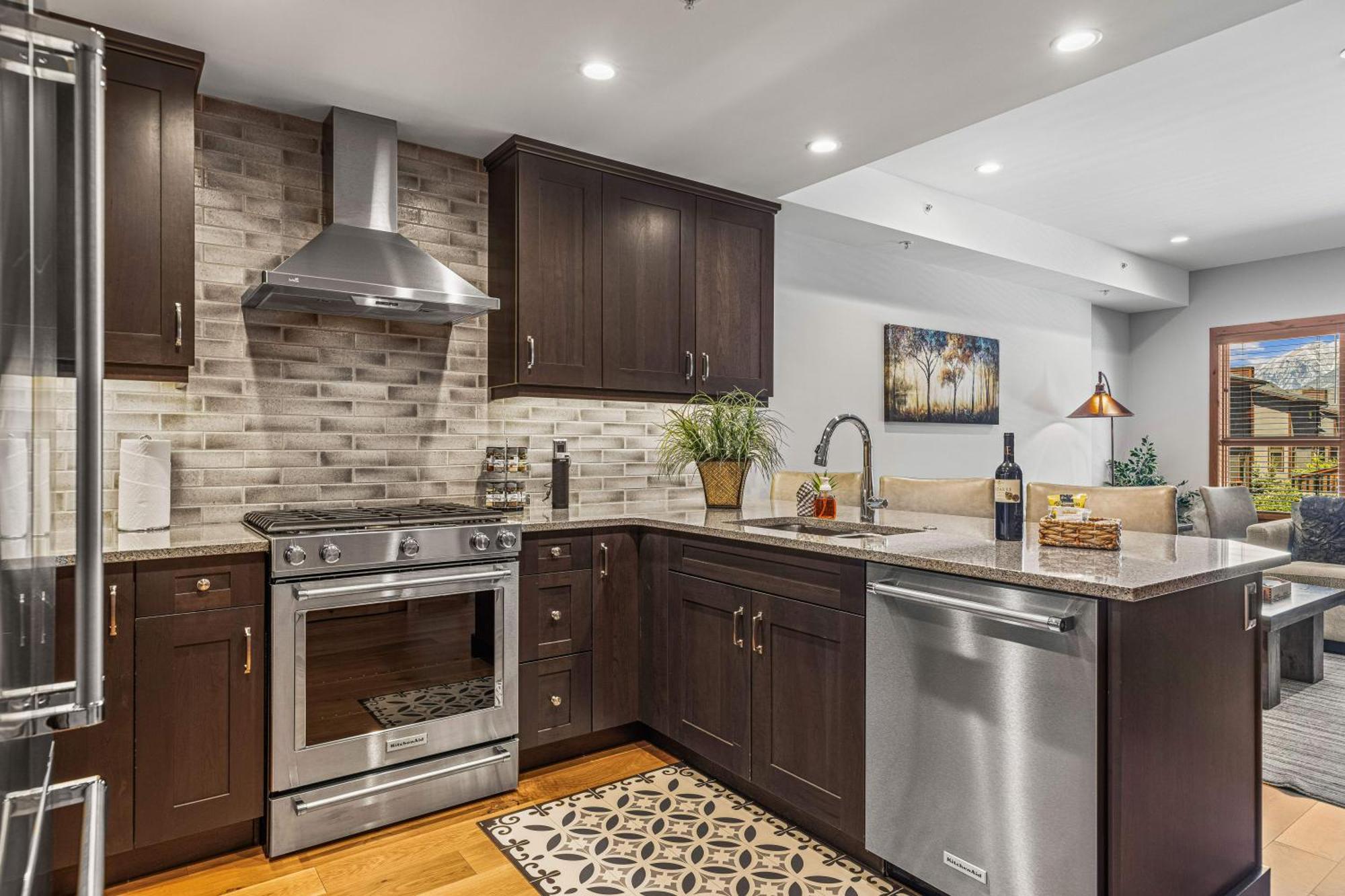Spring Creek Luxury King One Bedroom At White Spruce Lodge Canmore Bagian luar foto