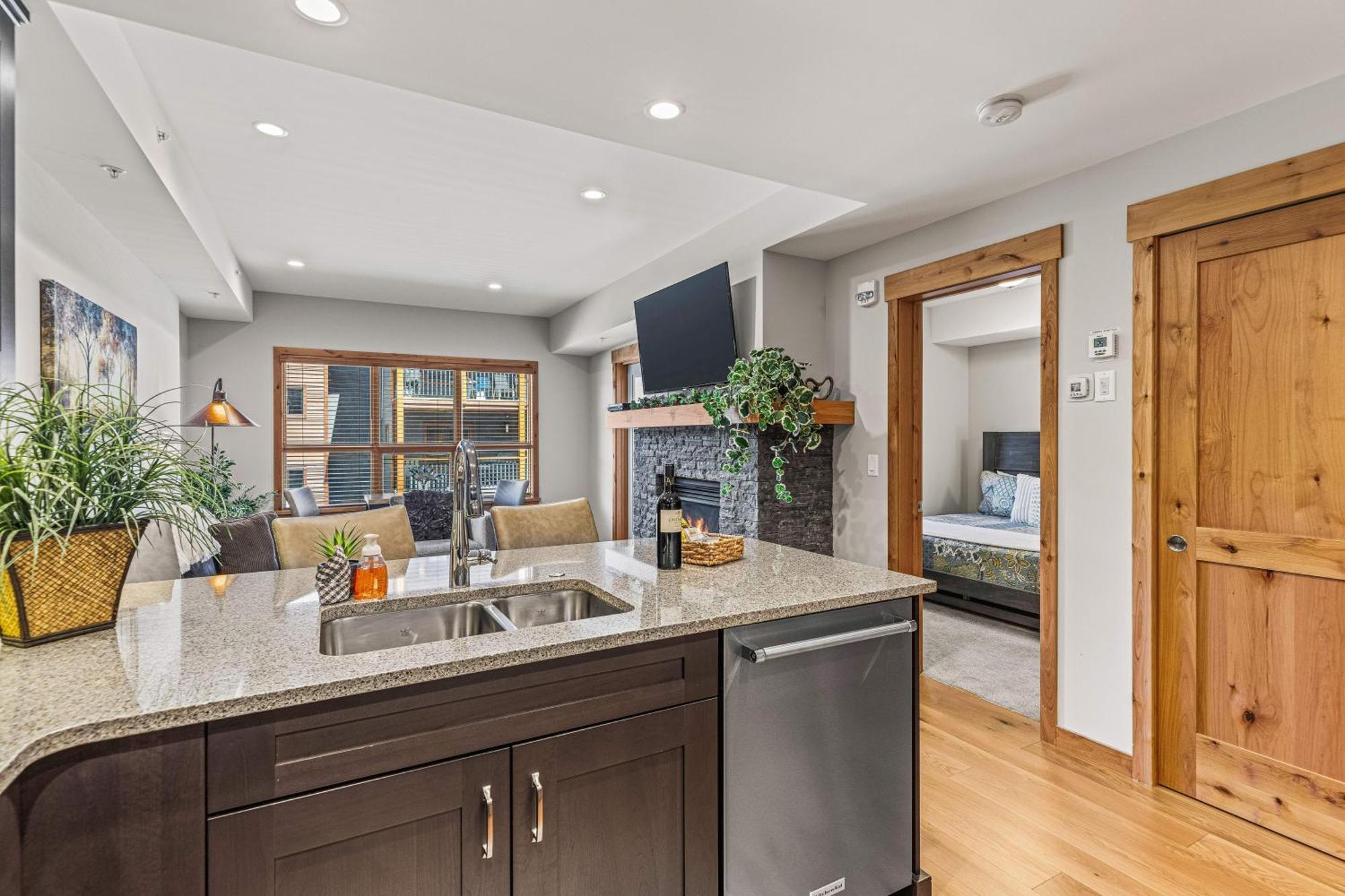 Spring Creek Luxury King One Bedroom At White Spruce Lodge Canmore Bagian luar foto