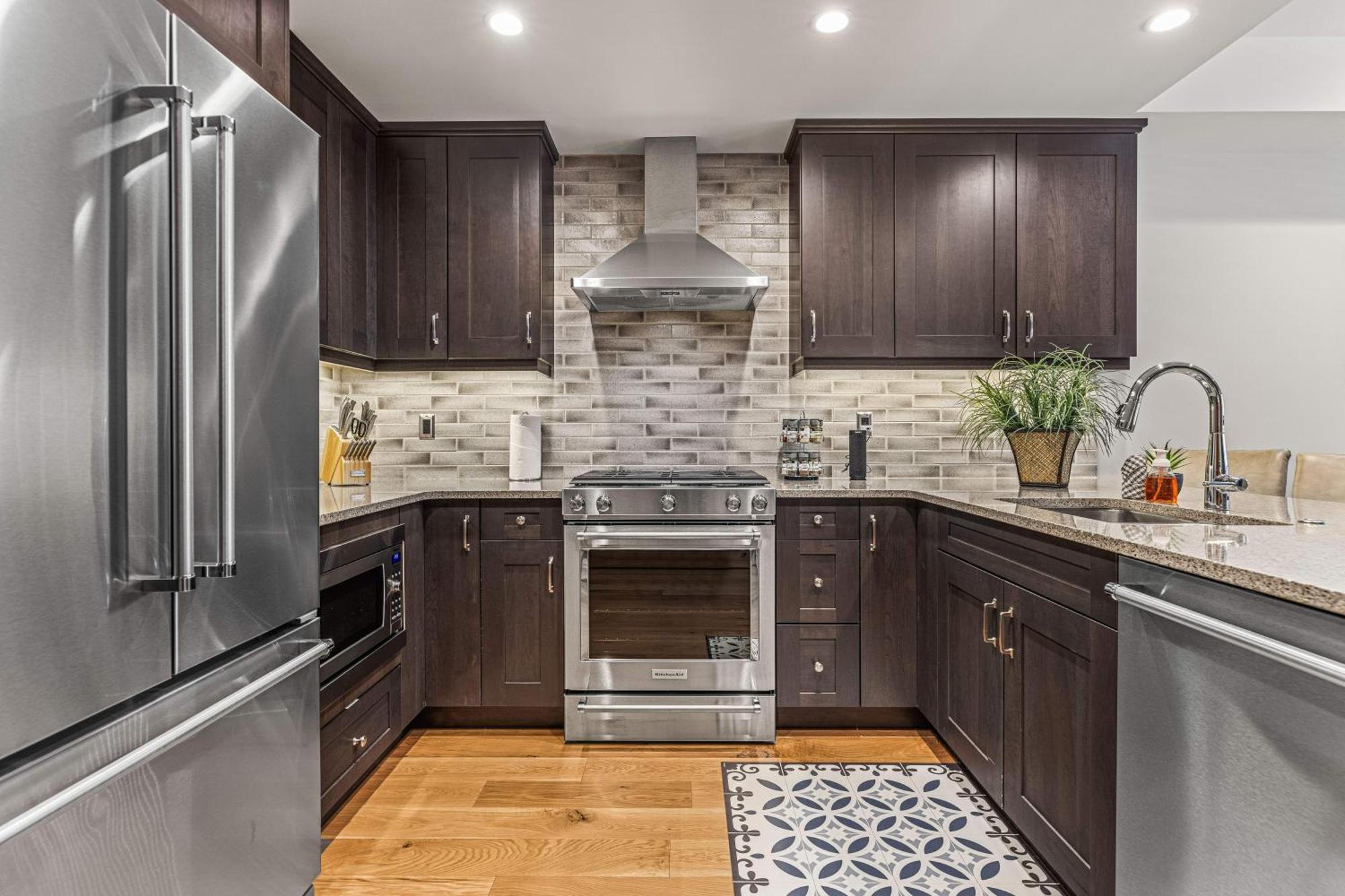 Spring Creek Luxury King One Bedroom At White Spruce Lodge Canmore Bagian luar foto