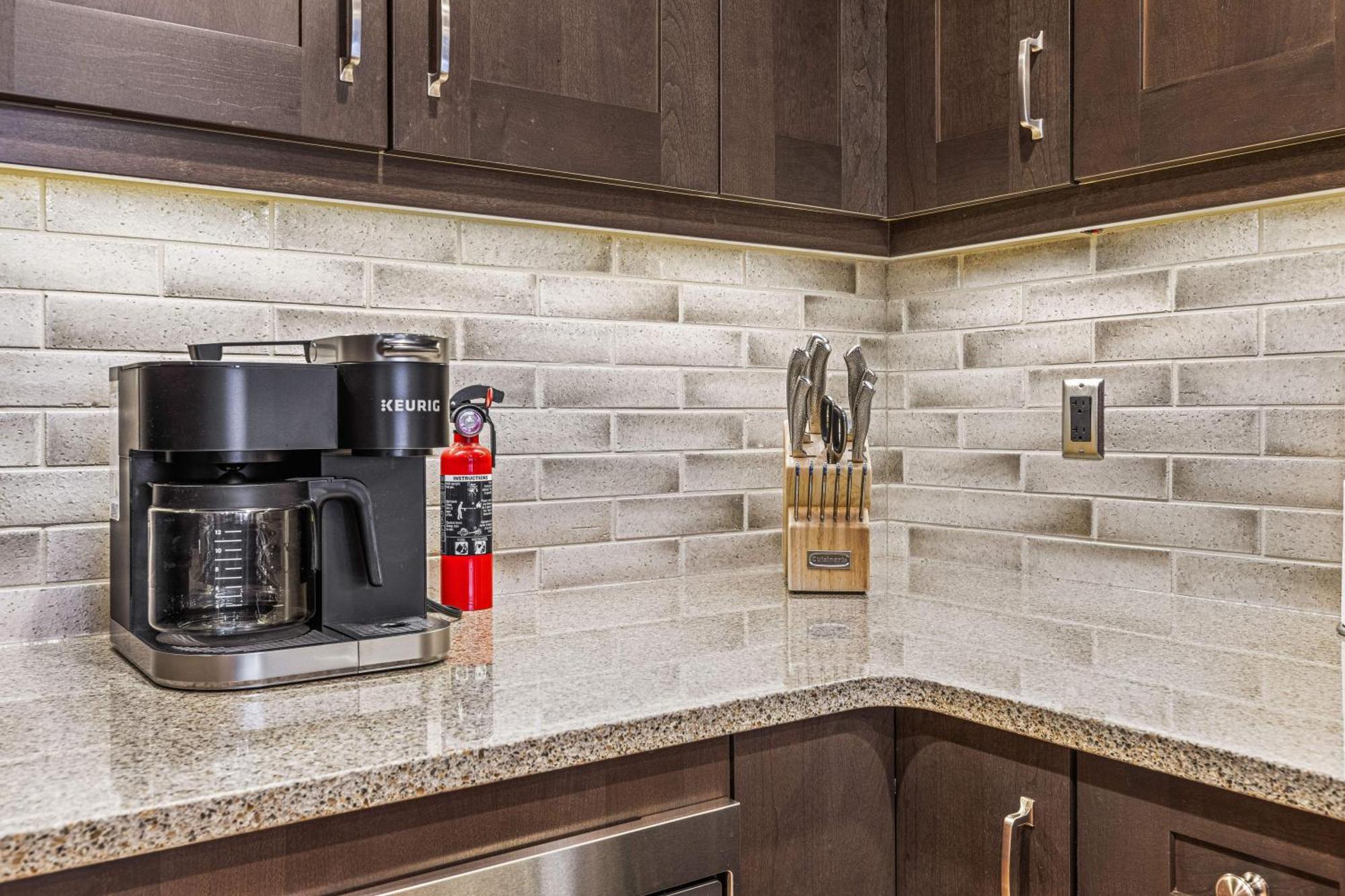 Spring Creek Luxury King One Bedroom At White Spruce Lodge Canmore Bagian luar foto