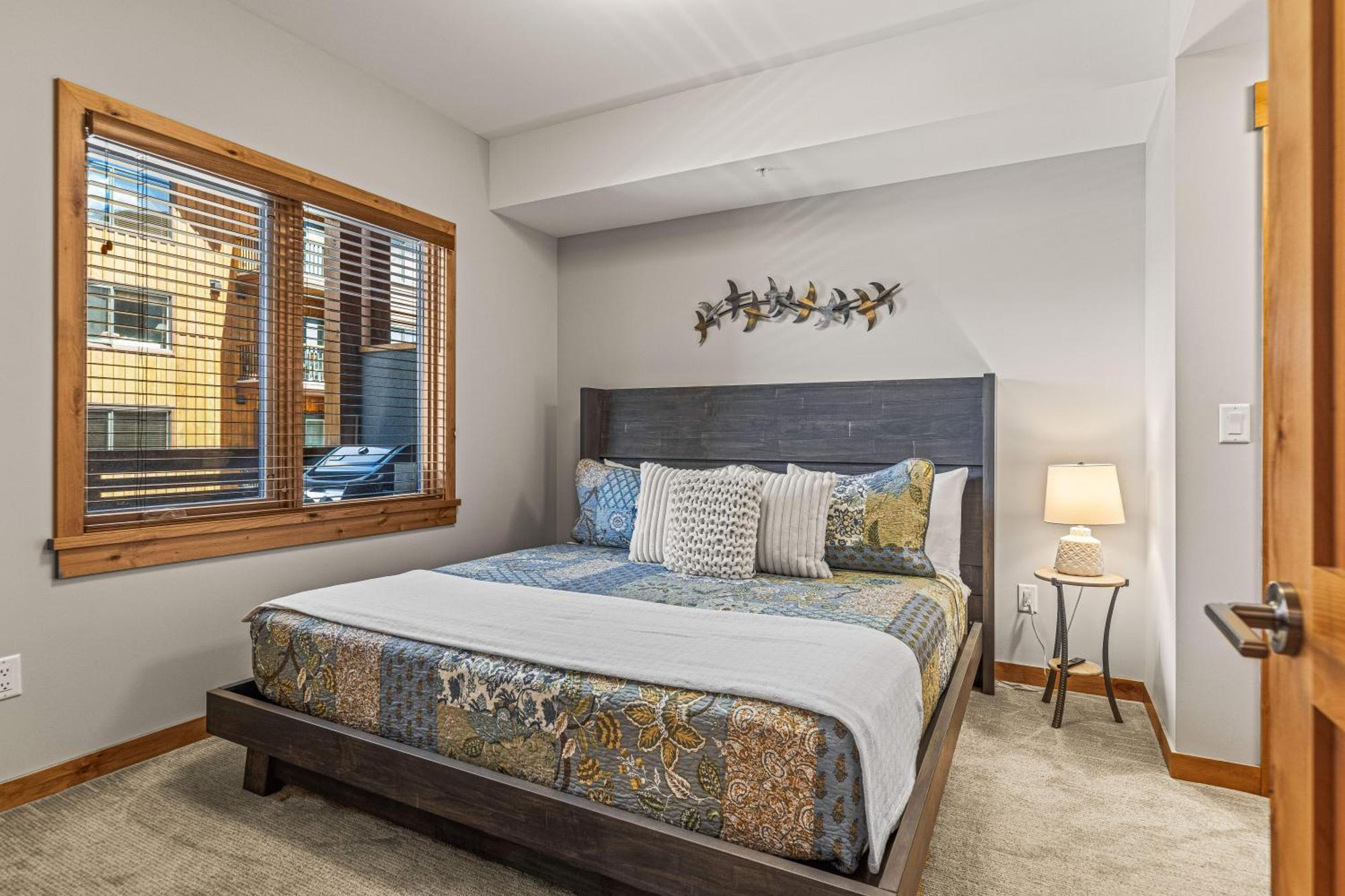 Spring Creek Luxury King One Bedroom At White Spruce Lodge Canmore Bagian luar foto