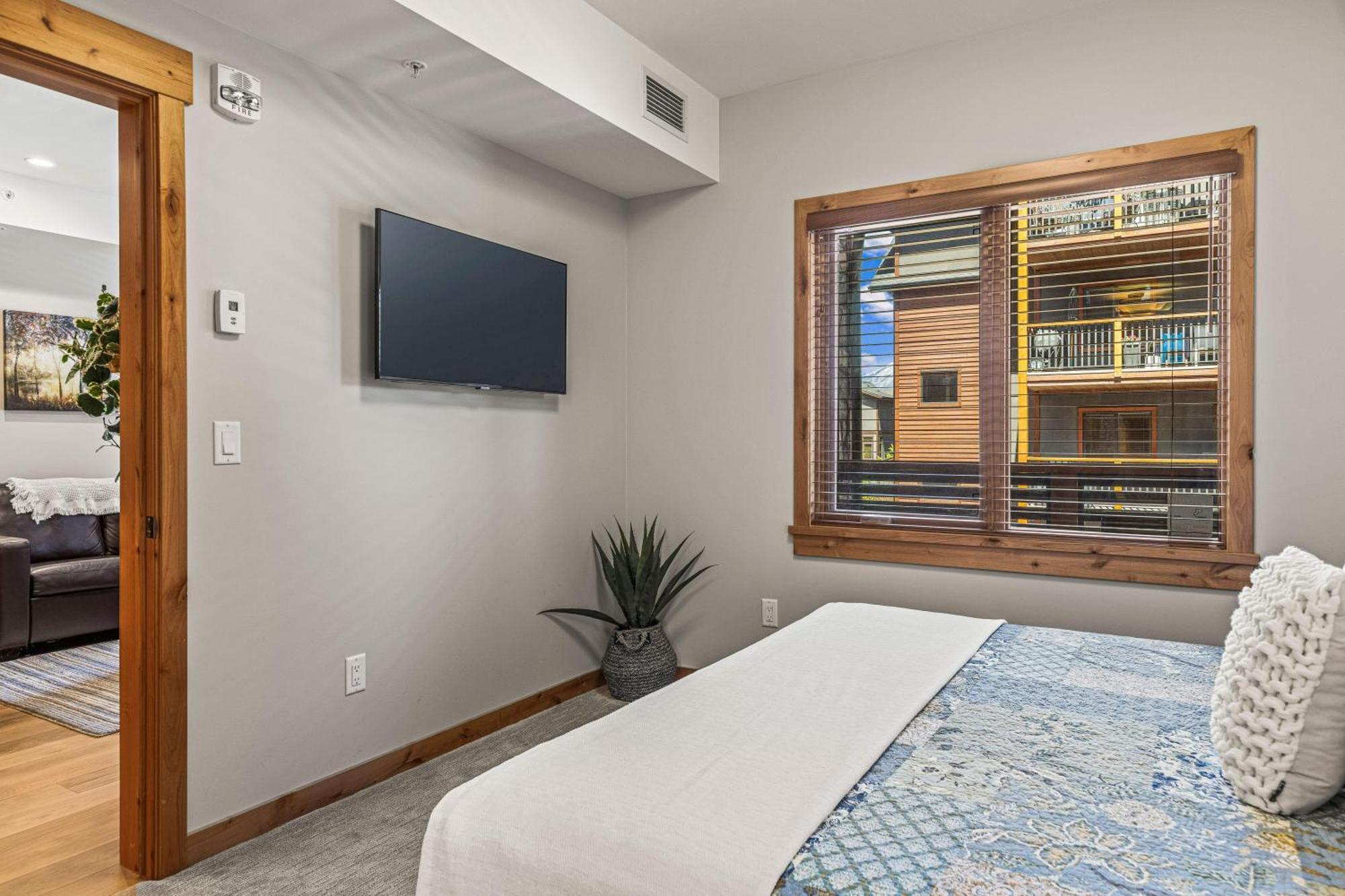 Spring Creek Luxury King One Bedroom At White Spruce Lodge Canmore Bagian luar foto