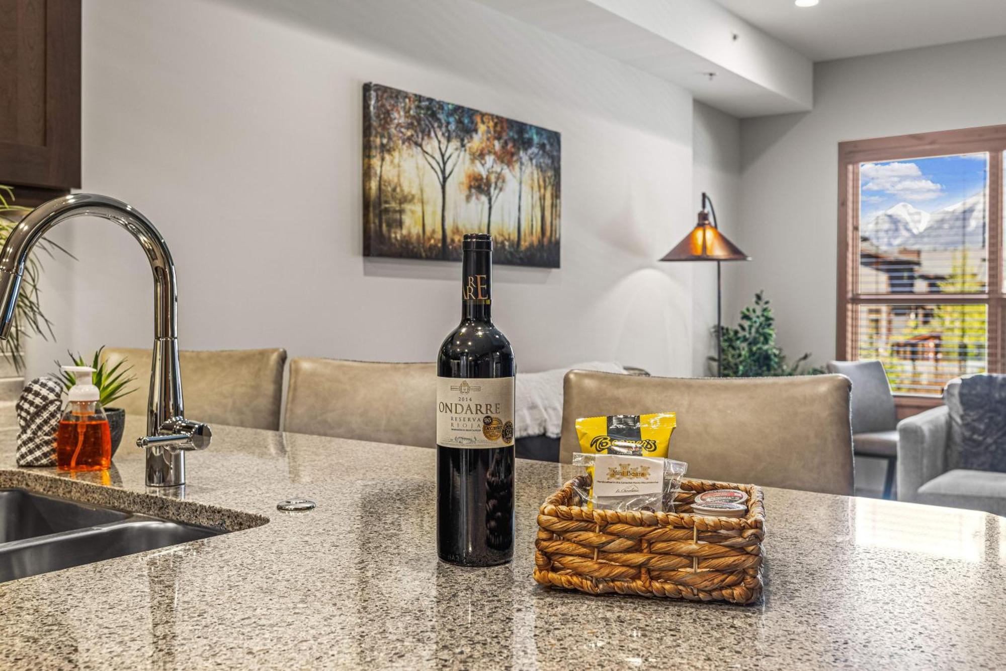 Spring Creek Luxury King One Bedroom At White Spruce Lodge Canmore Bagian luar foto