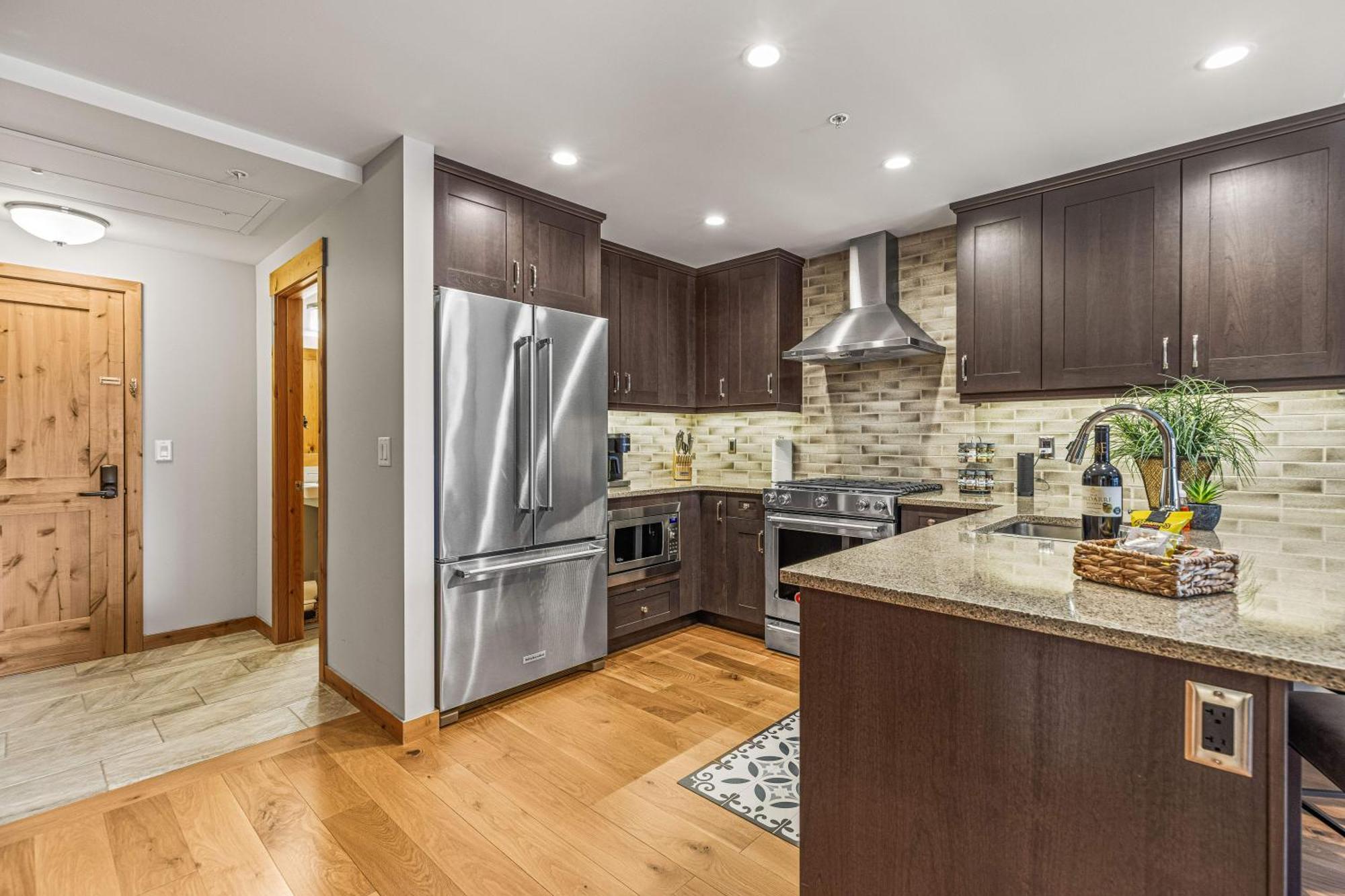 Spring Creek Luxury King One Bedroom At White Spruce Lodge Canmore Bagian luar foto