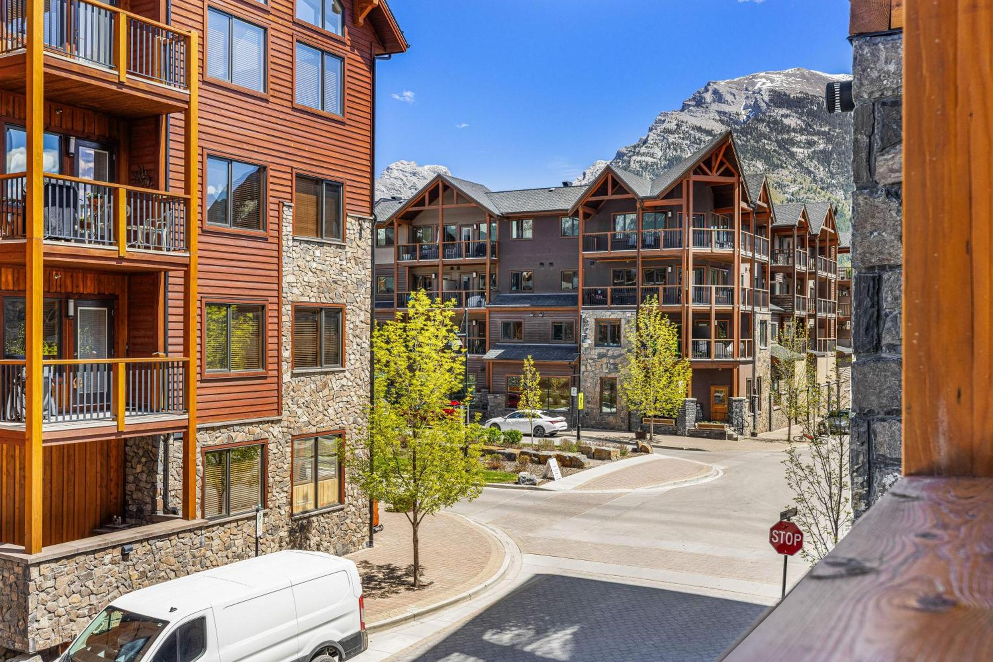 Spring Creek Luxury King One Bedroom At White Spruce Lodge Canmore Bagian luar foto