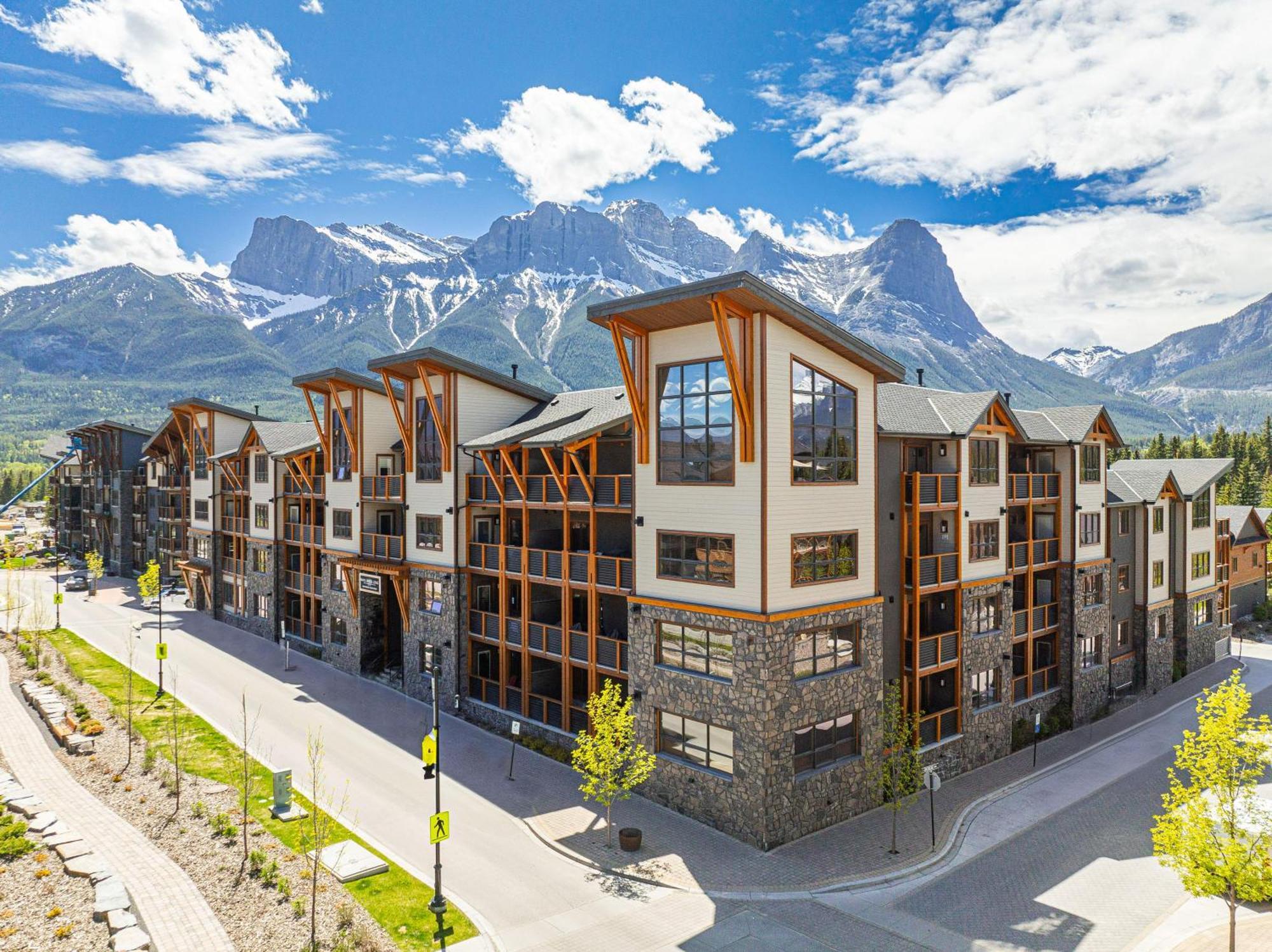 Spring Creek Luxury King One Bedroom At White Spruce Lodge Canmore Bagian luar foto